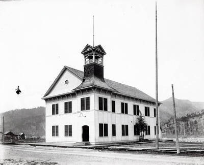 Picture shows the exterior of a school in Kellogg, Idaho.