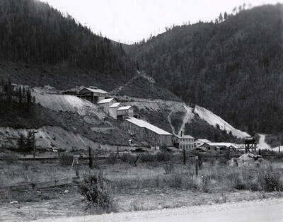 View of the buildings and mountains on the Polaris Mine in Wallace (i.e. Osburn), Idaho. The Polaris mill and change house can be seen.