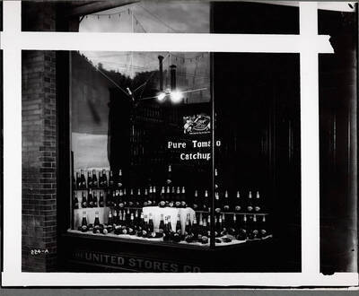 Photograph of the United Stores Co. window display featuring "Libby's Pure Tomato Catchup."