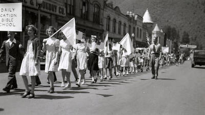 Children walking down the road during the Wallace Bible School Parade.