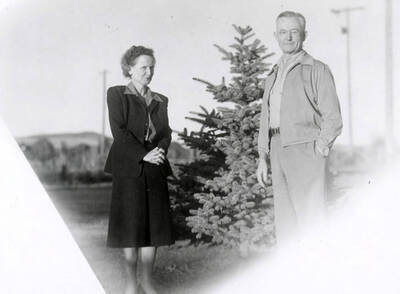 Nellie Stockbridge and family [02]