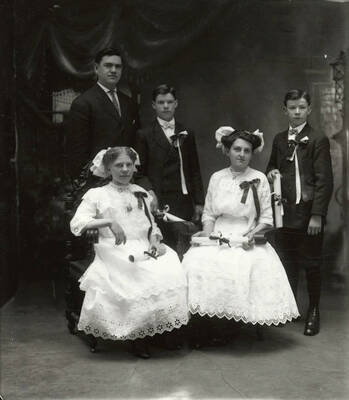 Group photo of the graduating class of 1911 from Gem Public School in Gem, Idaho. All graduates can be seen holding diplomas.