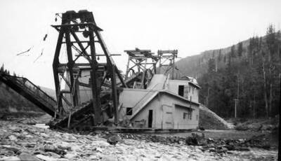 Dredge at Murray, machinery
