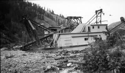 Dredge at Murray, machinery