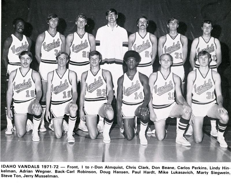 Team picture of the UI Vandals 1971-1972 basketball team.