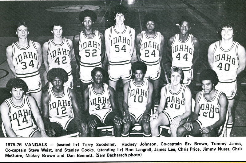 Team picture of the UI Vandals 1975-1976 basketball team.