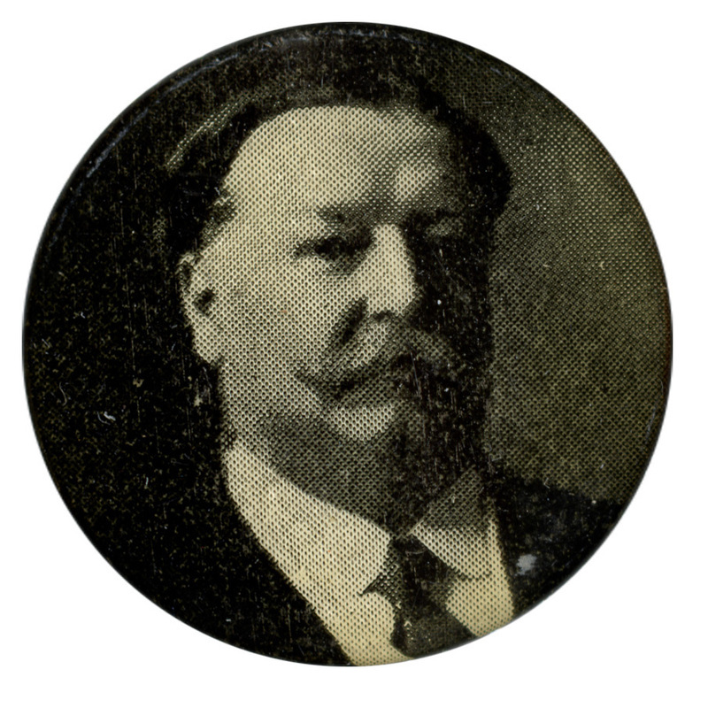Round button with a black and white portrait of William Howard Taft.