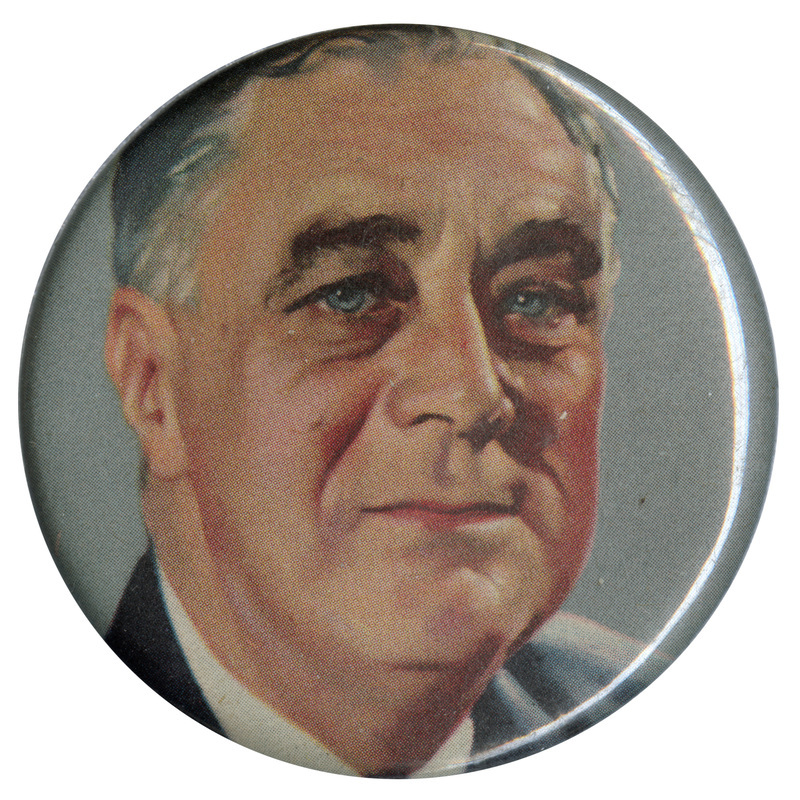 Round button with color portrait of Franklin D. Roosevelt.