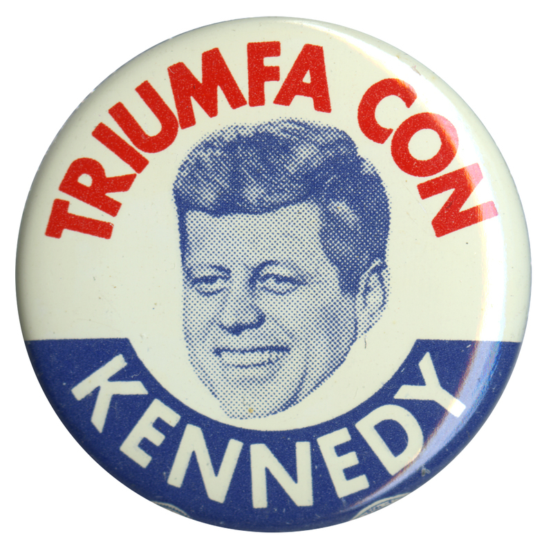 Round, white button with a blue border on the bottom half, and a grayscale portrait of John F. Kennedy. Red and white text reads "Triumfa con Kennedy". 
