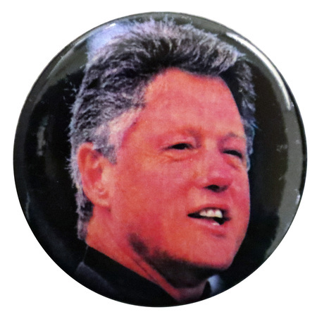 Round button with a color photograph of Bill Clinton.