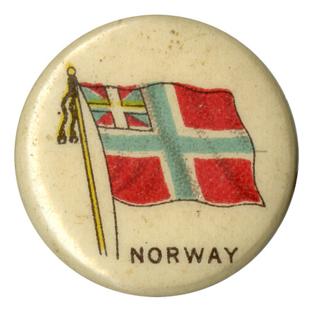 Round, white button with a color illustration of the merchant flag of Norway, a red field quartered by a blue and white cross, with a red, blue, and yellow design in the upper left. Black text at the bottom reads "NORWAY"