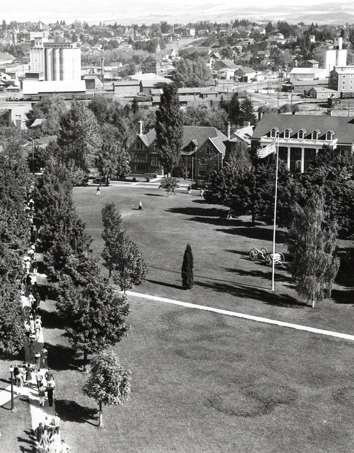 Cannons, University of Idaho (1894-193?). Administration lawn. Moscow. [100-5]