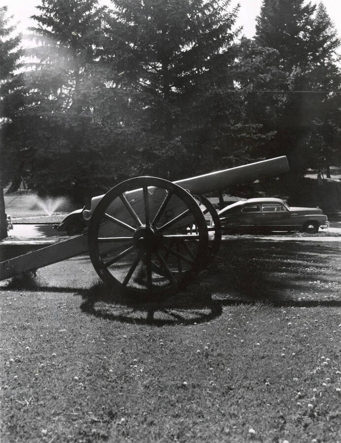 1933 photograph of cannons. Automobiles in background. [PG1_100-06]
