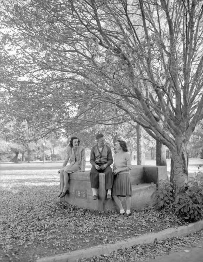1961 photograph of the I Bench. Students sit on the bench. [PG1_101-05]