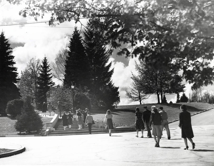 1947 photograph of the Hello Walk steps. Students on steps. [PG1_102-13]