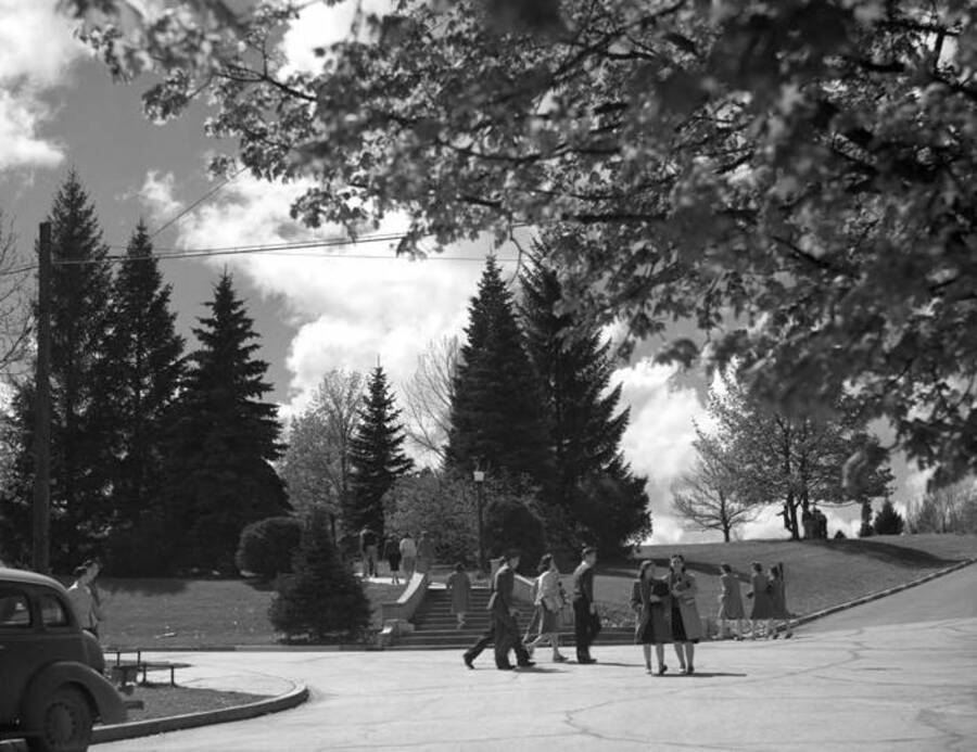 1948 photograph of the Hello Walk steps. Students in foreground. [PG1_102-19]