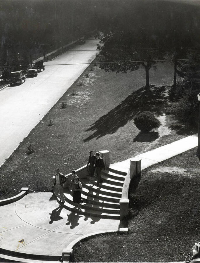 1942 photograph of the Hello Walk steps. Students on the stops and automobiles in background. [PG1_102-02]
