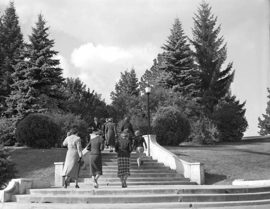 1948 photograph of the Hello Walk steps. Students in foreground. [PG1_102-20]