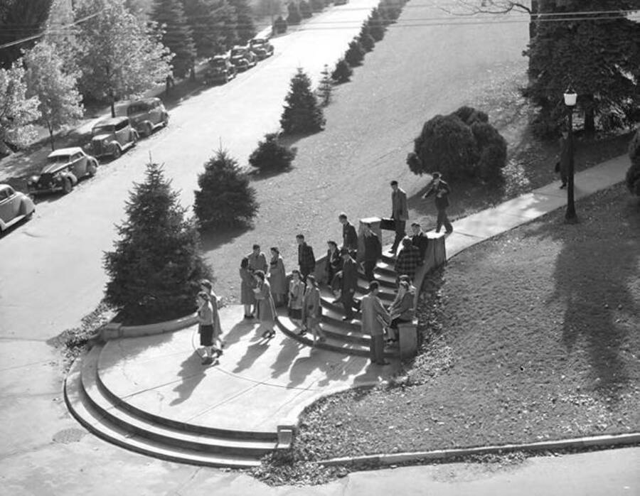 1948 photograph of the Hello Walk steps. Students in foreground, automobiles in background. [PG1_102-21]