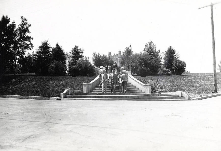 1932 photograph of the Hello Walk steps. Students on steps and Administration Building in background. [PG1_102-03]
