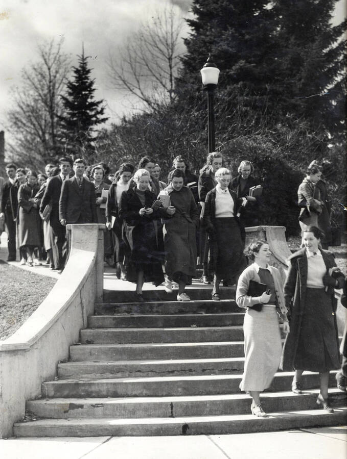 1944 photograph of the Hello Walk steps. Students on steps. [PG1_102-08]