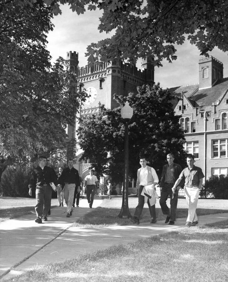 1961 photograph of the Hello Walk. Administration Building in background. Donor: Publications Dept. [PG1_104-07]