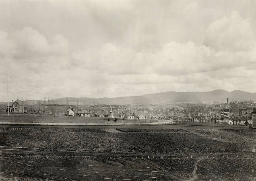 1900 photograph of University Farms. Spanish American War Memorial in background. [PG1_105-16]