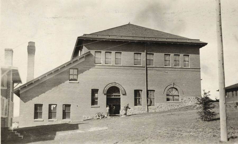1910 photograph of Mines Building. Students in foreground. [PG1_107-06]
