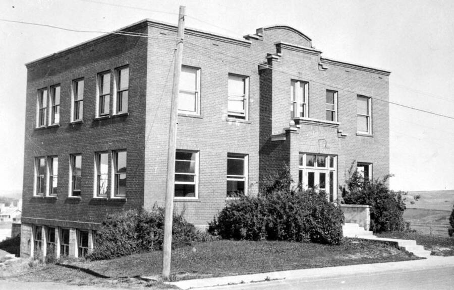 1918 photograph of the Dairy Science Building. [PG1_108-05]
