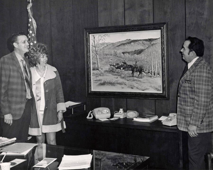 1974 photograph of Dean Auttis Mullins with Sandpoint artist Theron Denslow and his wife who donated a painting. [PG1_111-11]