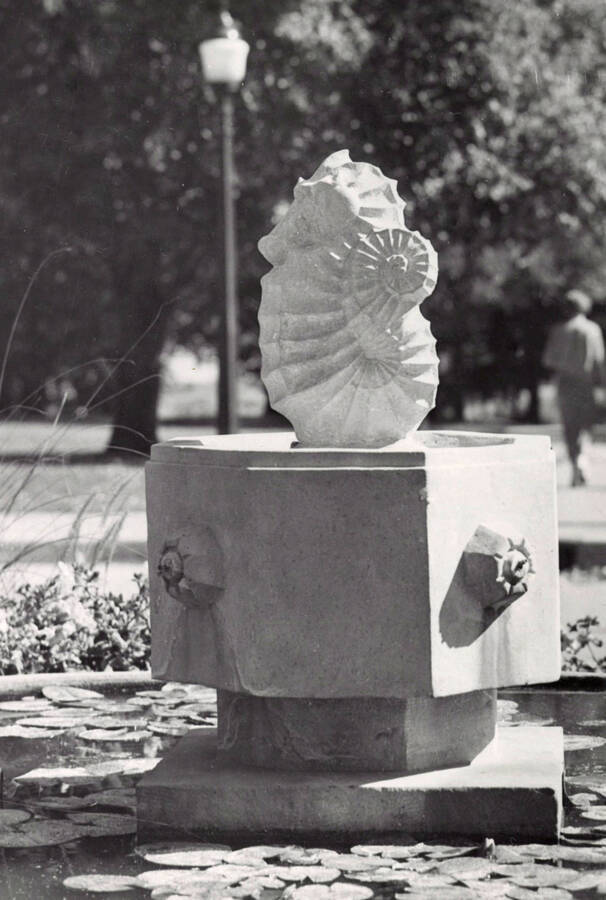 1933 photograph of the Administration Building Fountain. And Idaho art student made this fountain out of Boise sandtone. [PG1_112-02]