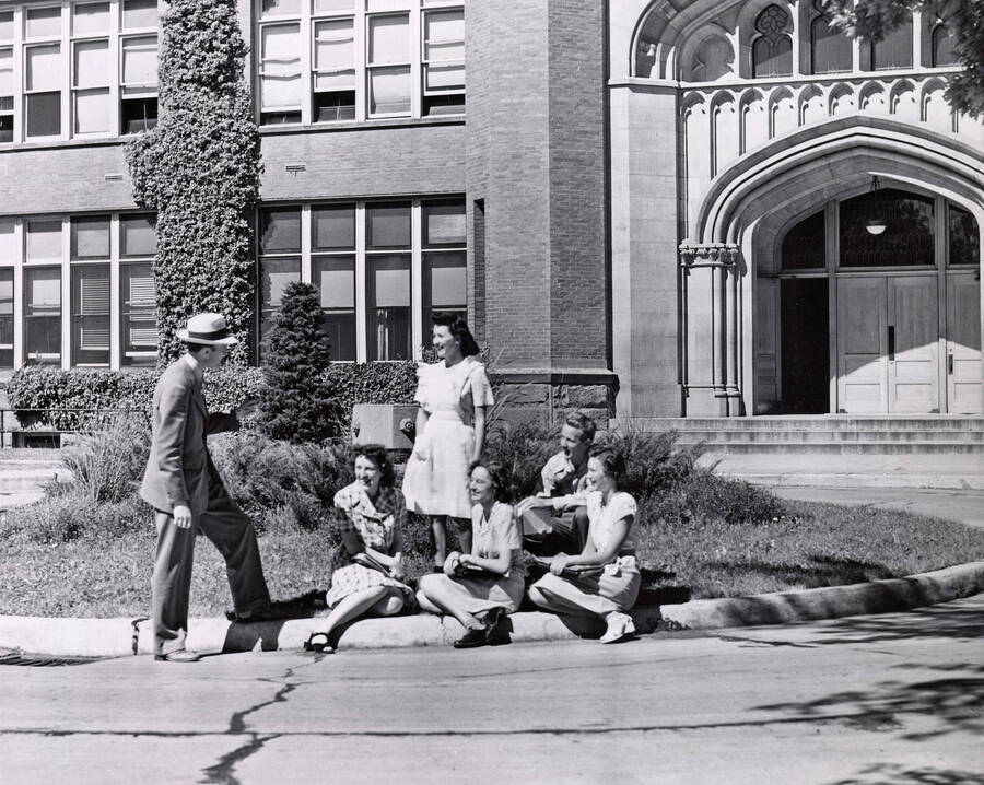1940 photograph of students next to the Administration Building Fountain. [PG1_112-03]