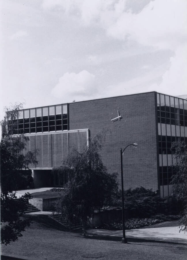 1986 photograph of the Library. [PG1_122-101a]