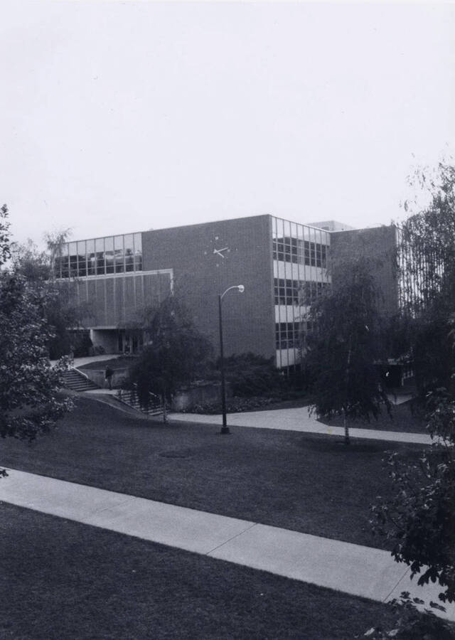 1986 photograph of the Library. [PG1_122-101c]