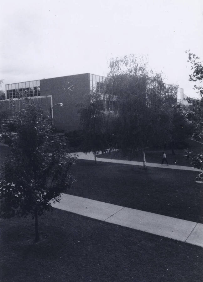 1986 photograph of the Library. [PG1_122-101d]