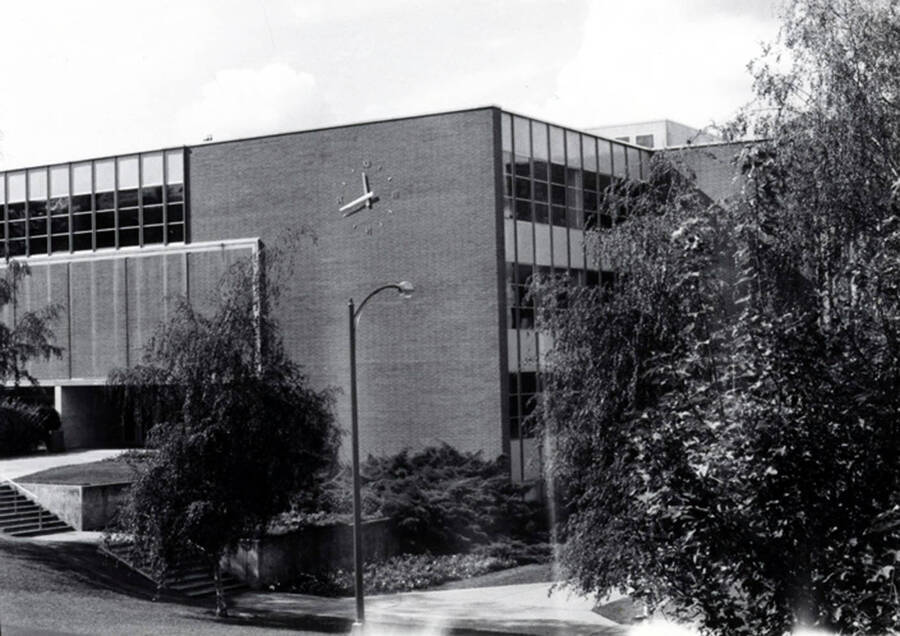 1986 photograph of the Library. [PG1_122-101e]