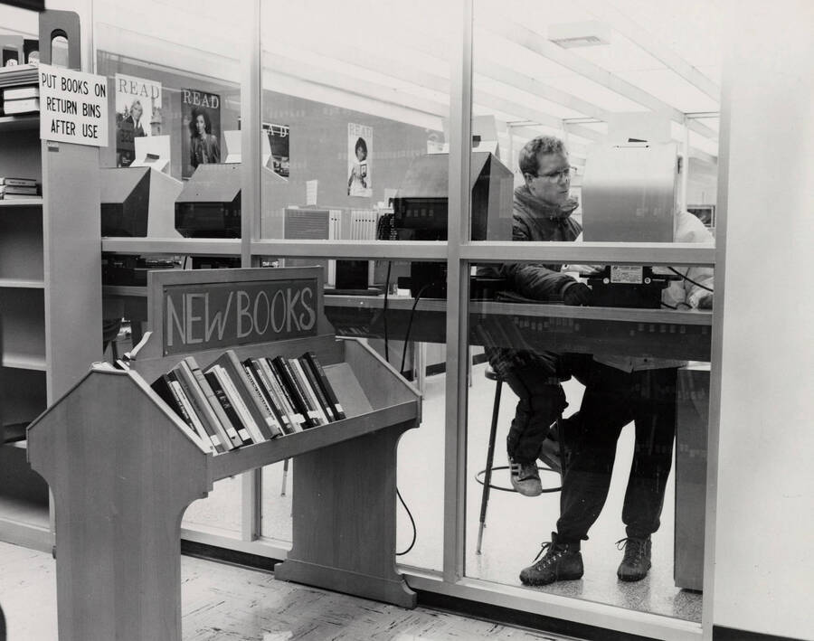 1988 photograph of the Library. Students work on computers in the catalog area. [PG1_122-103]