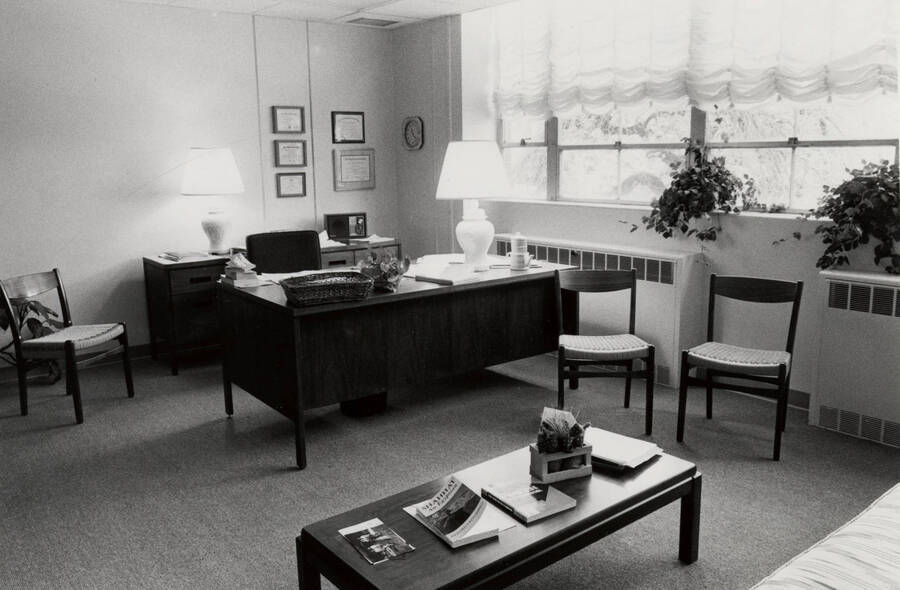 1986 photograph of the Home Economics Building. Office of the director. Donor: Alumni Office. [PG1_123-10]