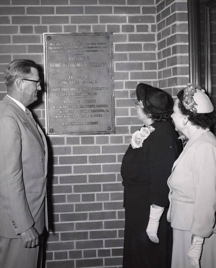 1953 photograph of the Home Economics Building dedication ceremony. Left to right: President Buchanan, Marguerite Campbell, Margaret Ritchie at dedicatory plaque. [PG1_123-06]