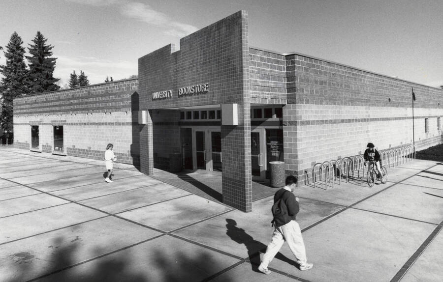 1990 photograph of the University Bookstore. Students in foreground. [PG1_135-03]