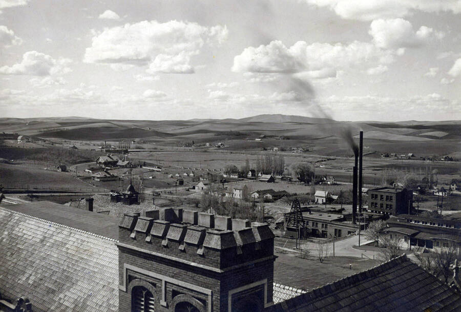 1926 panoramic photograph of University of Idaho campus. Steam power plant is visible on the right. Donor : Biological Sciences Dept. [PG1_002-33]