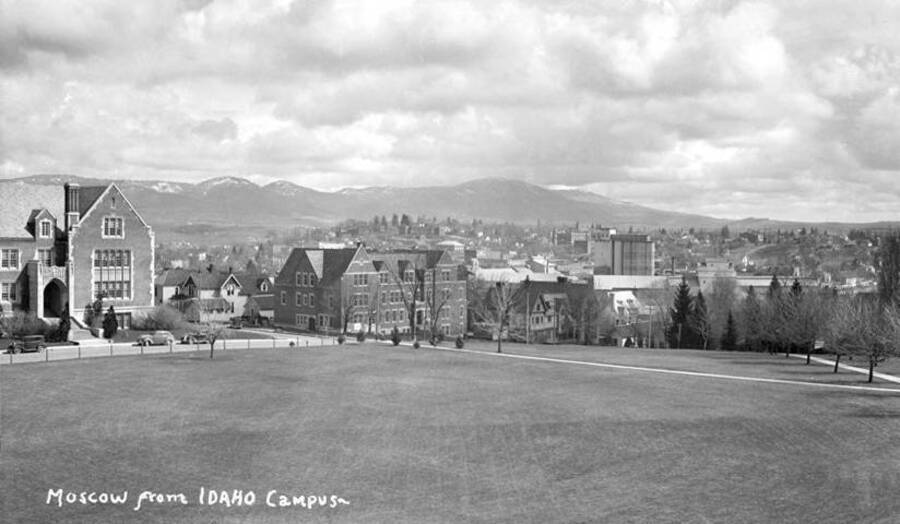 1936 panoramic photograph of University of Idaho campus. Moscow Mountain in the background. [PG1_002-51]