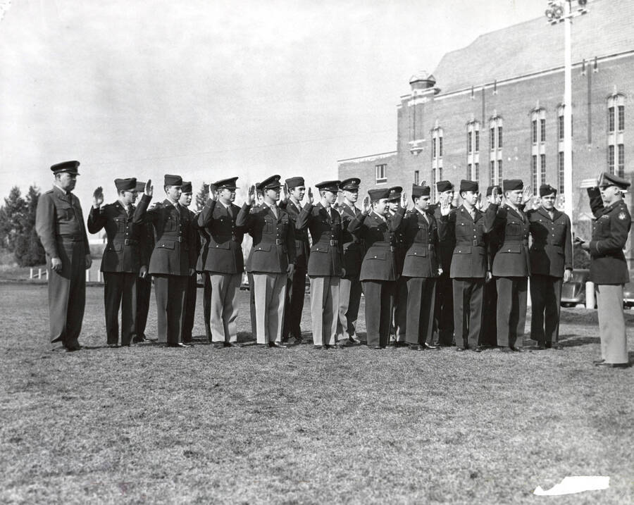 Col. Blewett giving oath of enlistment to cadets who joined Moscow reserve units. Military Science. University of Idaho. [208-75]