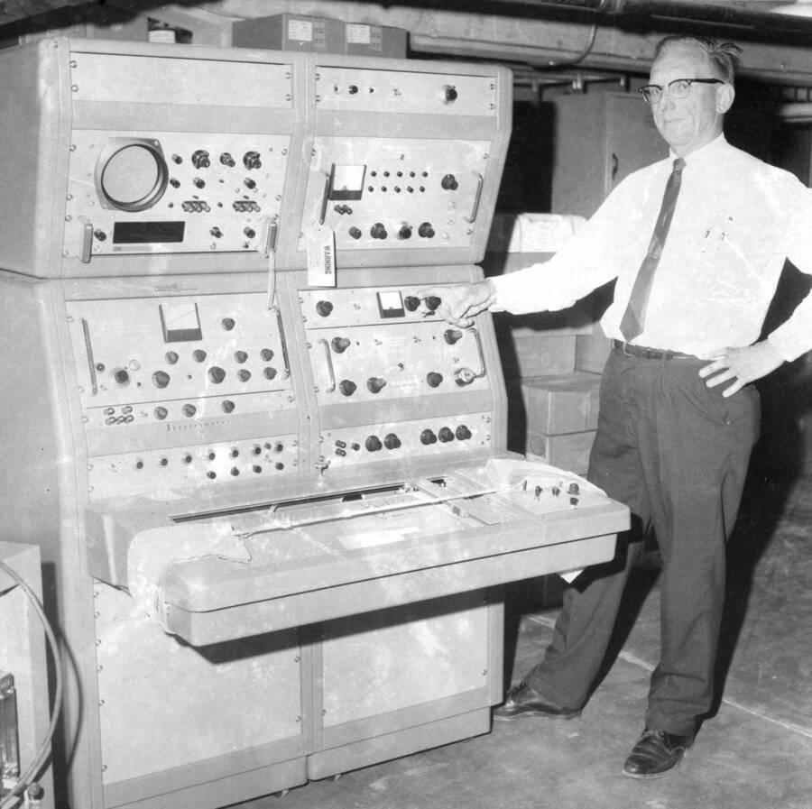 1961 photograph of Chemistry Class. Elmer K. Raunio with an electromagnetic resonance spectrophotometer. [PG1_211-21]