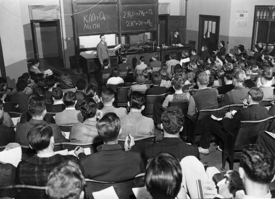 1938 photograph of Chemistry Class. L. C. Cady instructing the freshman chemistry class. [PG1_211-07]