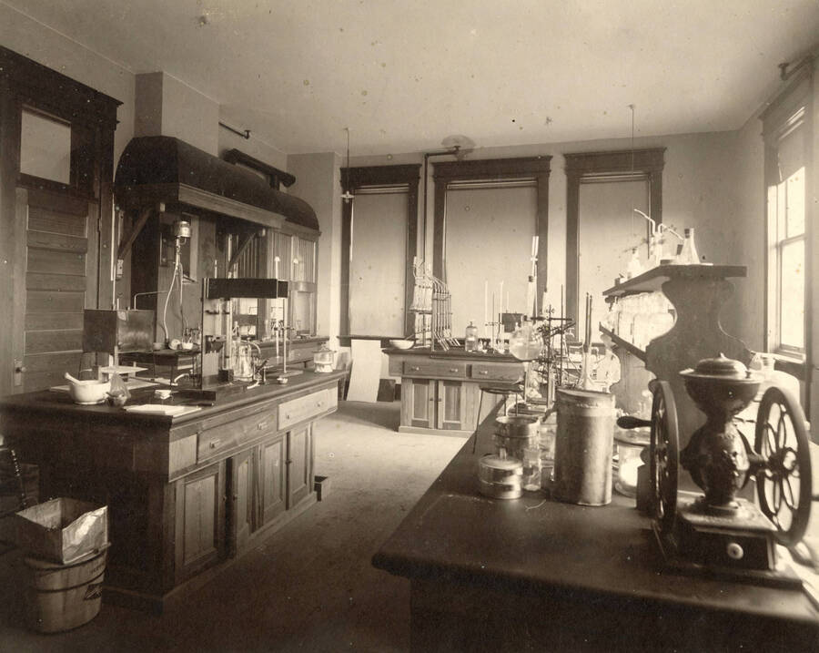 1906 photograph of Agricultural chemistry building. View of the lab workstations. [PG1_216_04]