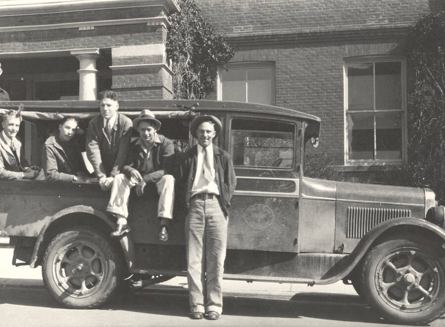 1933-05-28 photograph of College of Forestry. Five students stand in front of a car before the forestry field trip. Donor: Fred Johnson. [PG1_218-67a]