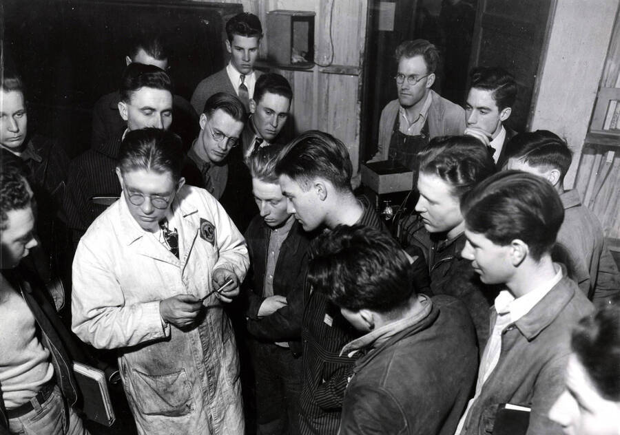 1935 photograph of College of Engineering. Students and their professor during the shourt couse in motor mechanics. [PG1_224-16]