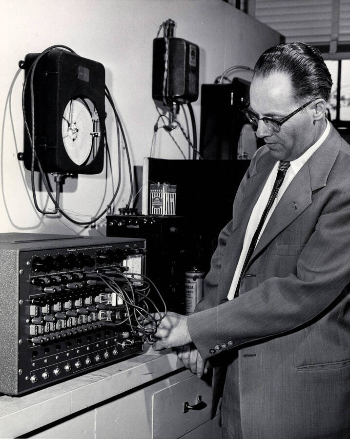 1968 photograph of College of Engineering. Prof. Jobe checking an analog computer in process dynamics laboratory. Donor: Publications Dept. [PG1_224-37]