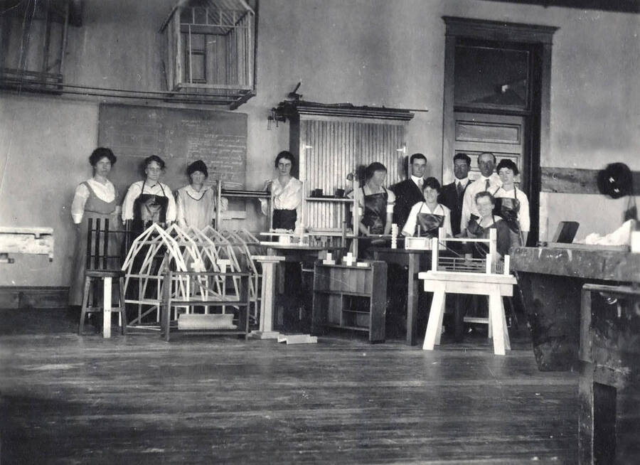 1916 photograph of College of Engineering. Teacher's manual training course during summer school. [PG1_224-06]